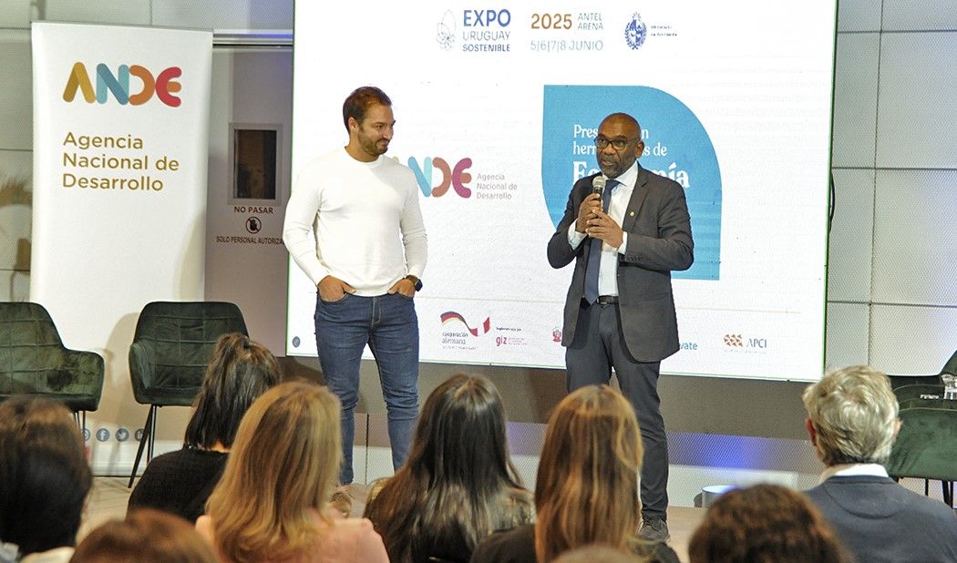 Juan Ignacio Dorrego, presidente de ANDE junto a Edgardo Ortuño, Ministro de Medio Ambiente Juan Ignacio Dorrego, presidente de ANDE junto a Edgardo Ortuño, Ministro de Medio Ambiente